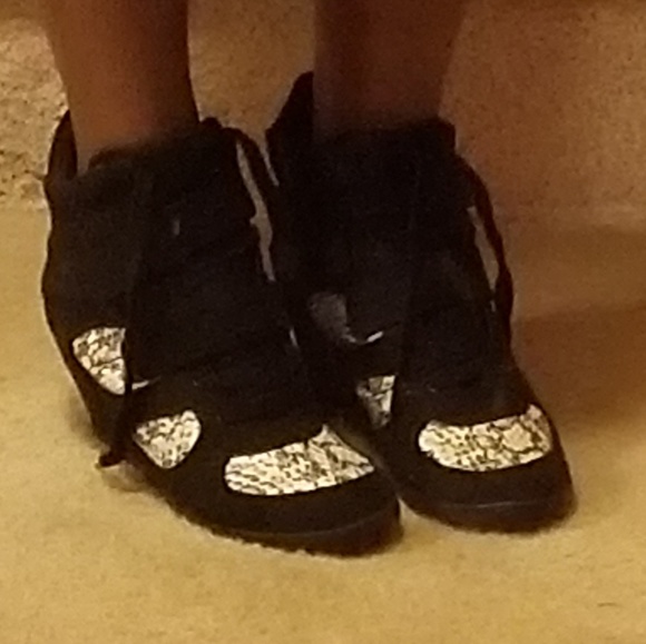 Shoes - Picture 3 of 4